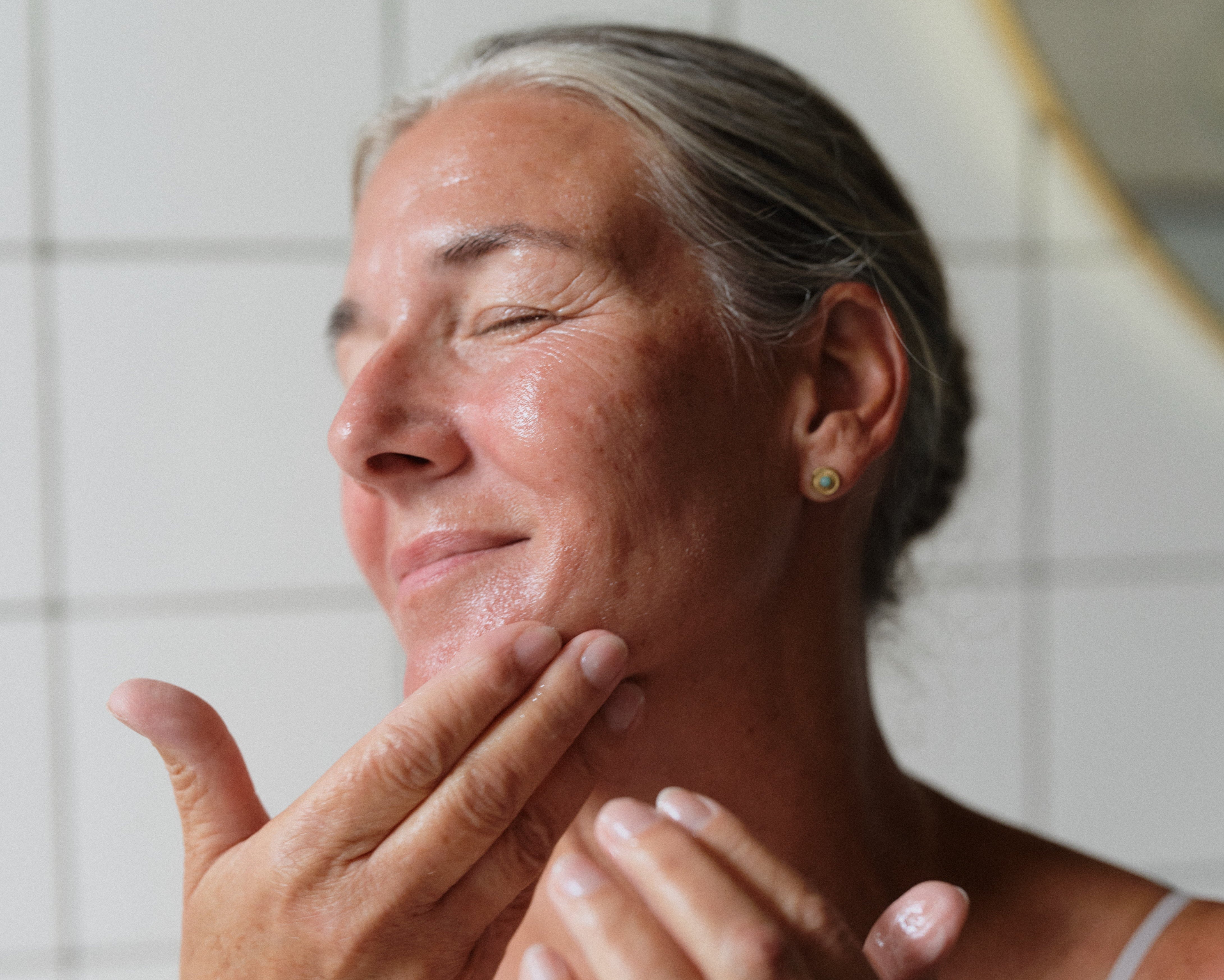 Sådan skaber (og fastholder!) du en god renserutine til dit ansigt