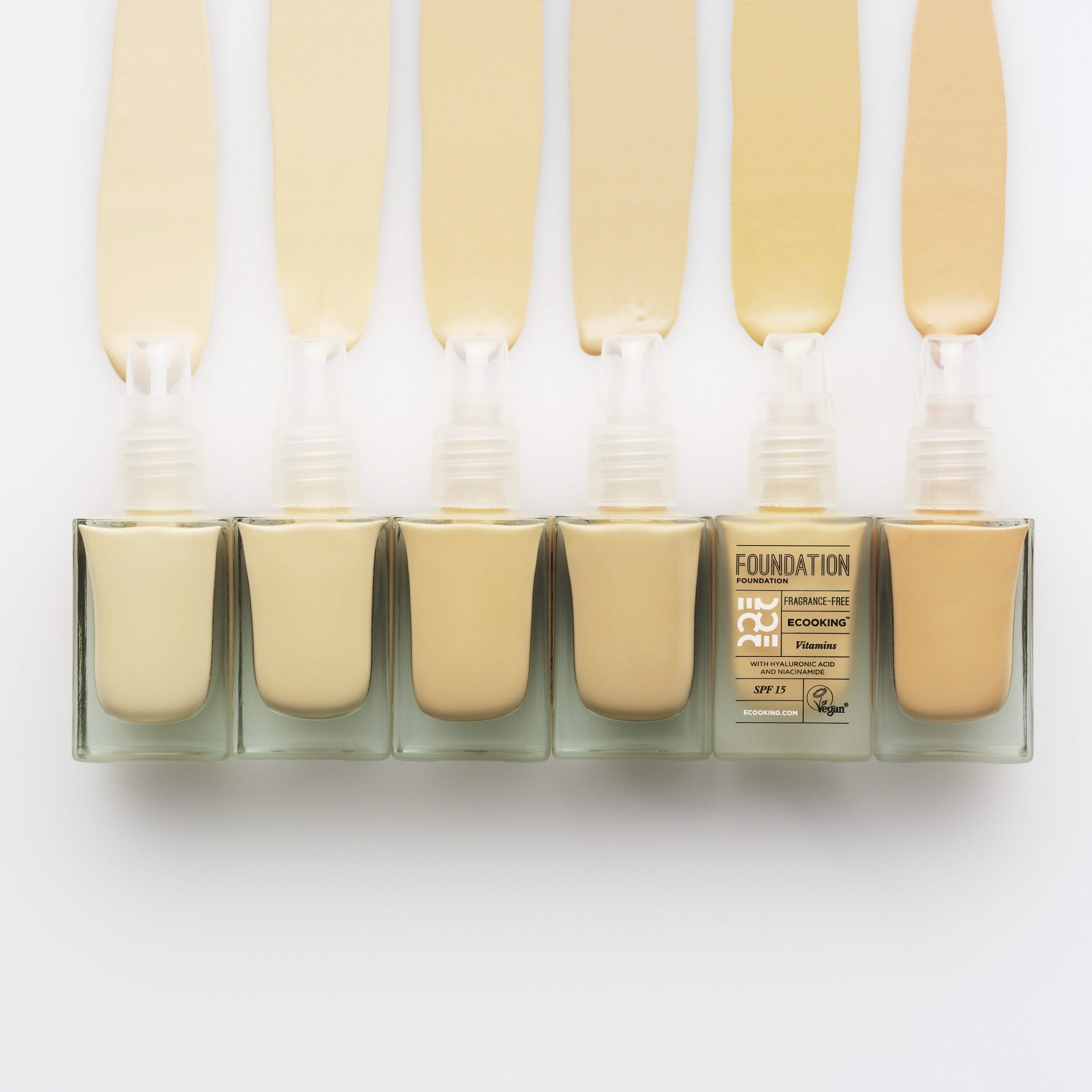 Foundation - Ny opskrift — Fugtgivende med medium dækkeevne. Indeholder SPF 15, niacinamid, hyaluronsyre og E-vitamin som giver silkeblød konsistens der blender let ind.