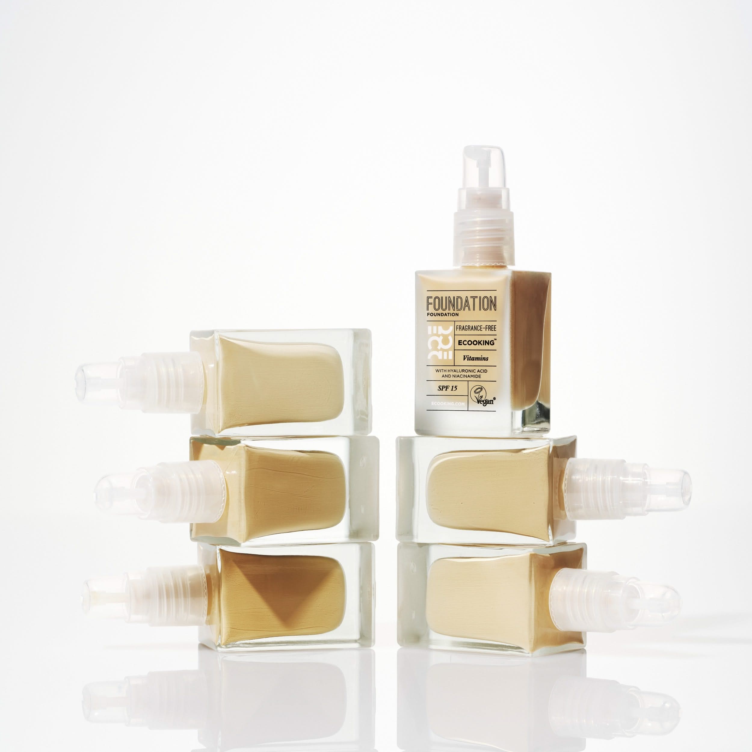 Foundation - Ny opskrift — Fugtgivende med medium dækkeevne. Indeholder SPF 15, niacinamid, hyaluronsyre og E-vitamin som giver silkeblød konsistens der blender let ind.