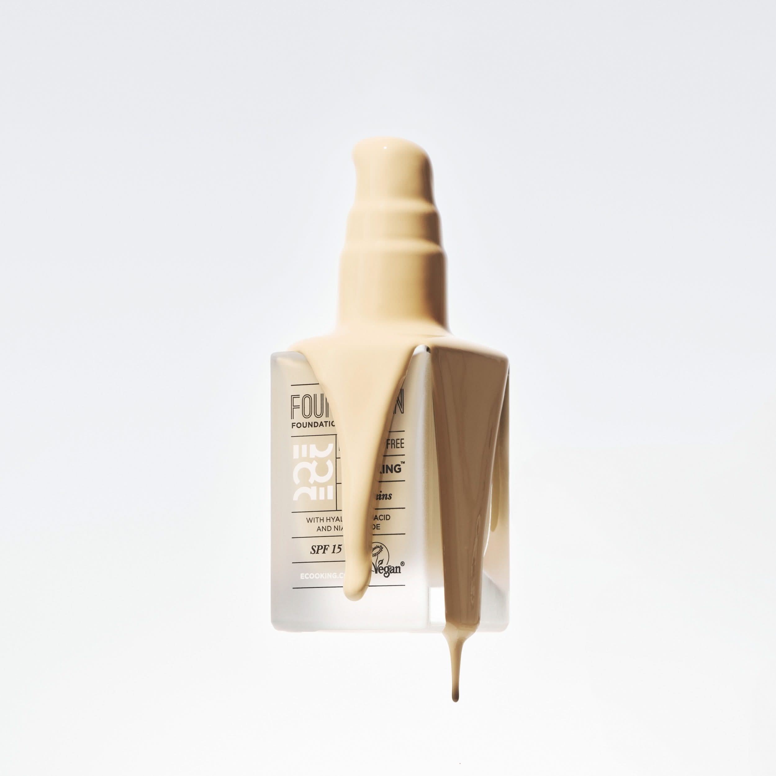 Foundation - Ny opskrift — Fugtgivende med medium dækkeevne. Indeholder SPF 15, niacinamid, hyaluronsyre og E-vitamin som giver silkeblød konsistens der blender let ind.