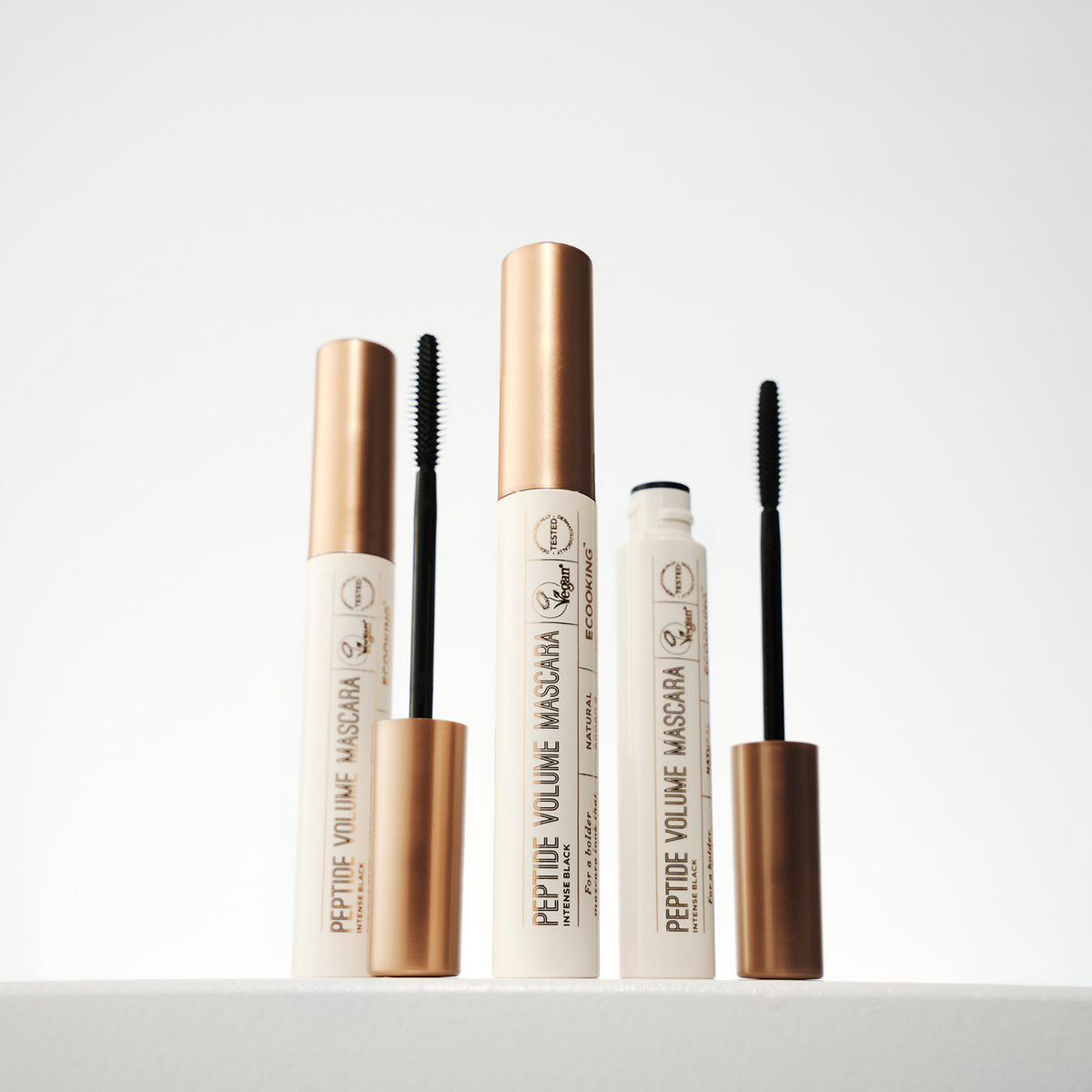 Peptide Volume Mascara — Giver dine vipper mere end dobbelt så meget volumen i op til 24 timer. Indeholder særligt peptid, der beskytter og plejer vipperne for et glat finish.