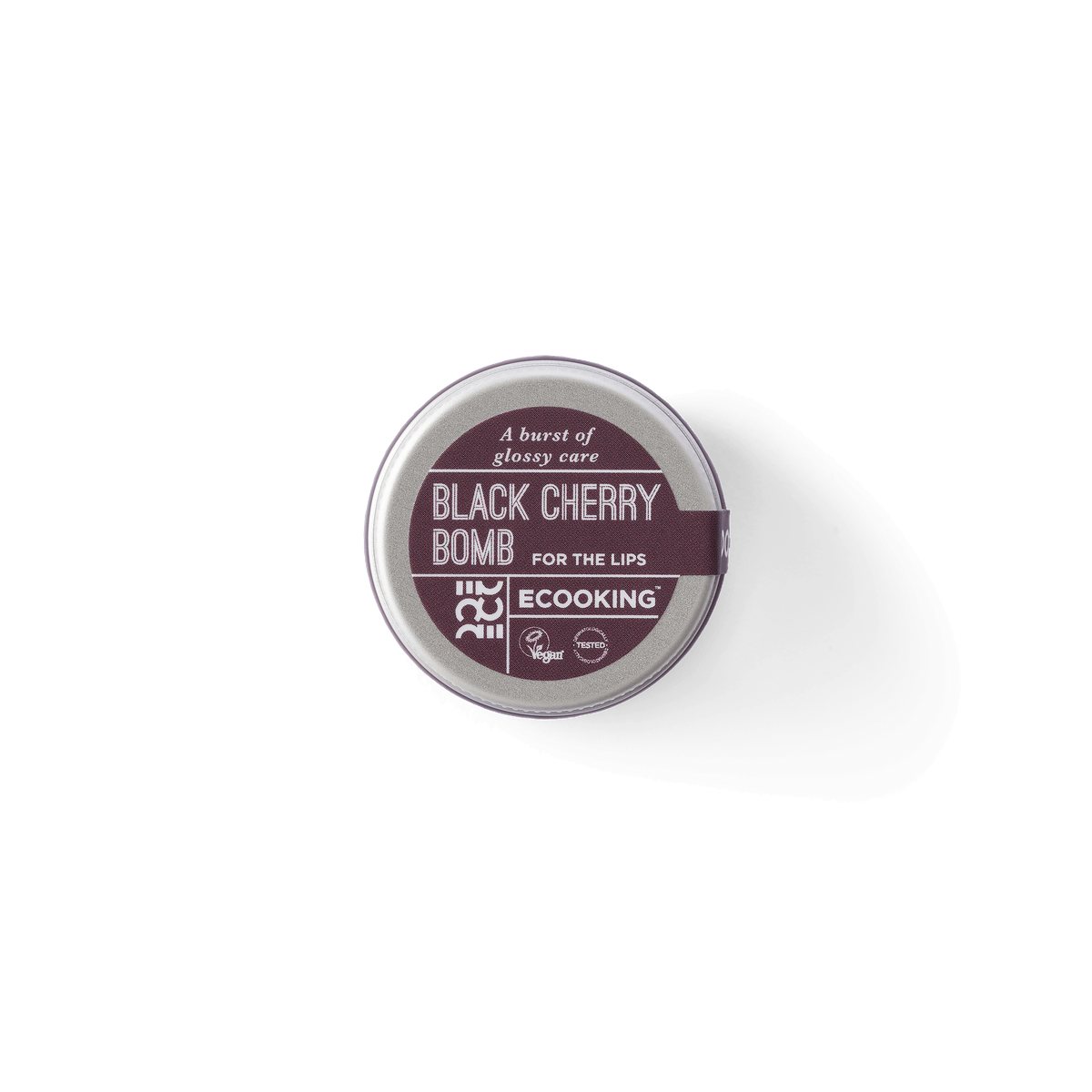 Skin Balance Læbepomade 15 ml — Vores Skin Balance Læbepomade gennemfugter og nærer læberne intensivt med økologiske olier, E-vitamin og sheasmør – i duft af solmodne jordbær eller friske kirsebær.