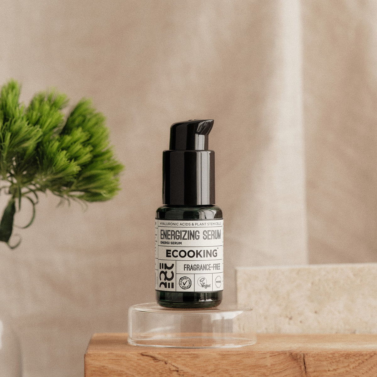Energi Serum 30 ml — Vores Energi Serum 30 ml fugter huden med to slags hyaluronsyre, udglatter og fornyer huden og reducerer synligheden af fine linjer og rynker.