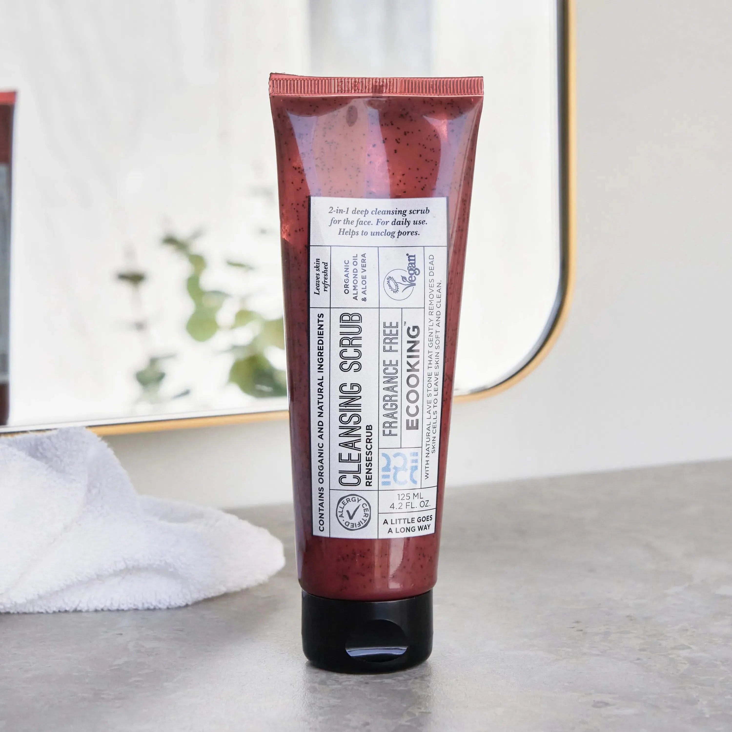 Rensescrub — Vores Rensescrub giver mild og effektiv ansigtsscrub 2 i 1-rens, efterlader huden glat og silkeblød og sætter gang i blodcirkulationen.