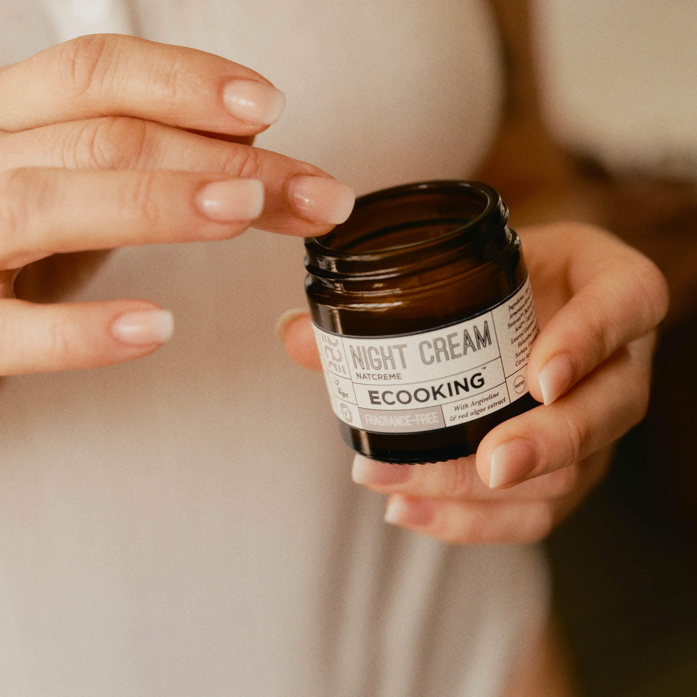 Rens og fugt: Rensegel og Natcreme — Vil du have velplejet, gennemfugtet hud med naturlig glød? Rens og fugt er de vigtigste trin i din daglige hudplejerutine og grundlaget for skøn hud.