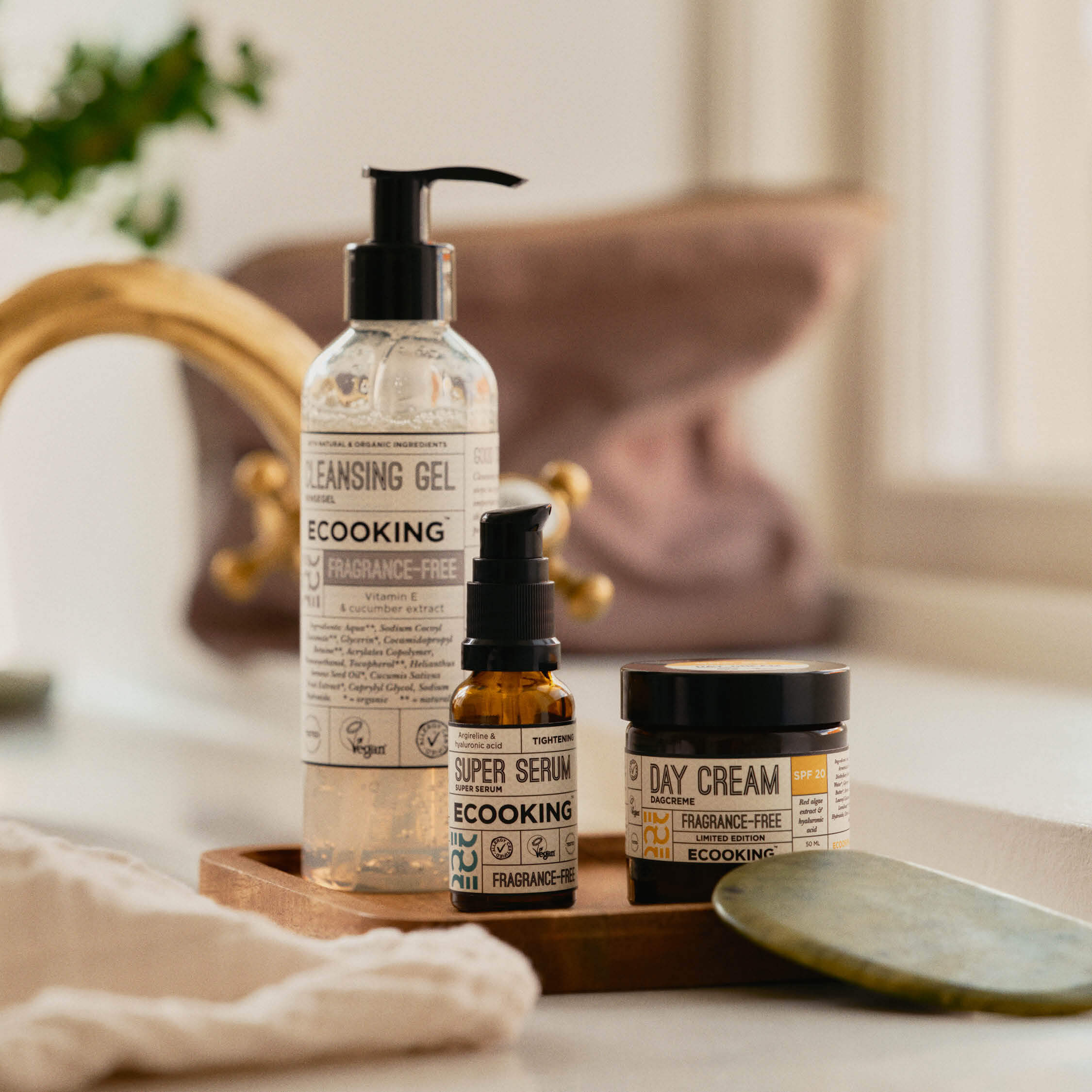 En simpel rutine: rens, serum og dagcreme SPF 20 — Få frisk, fugtet og beskyttet hud fra morgen til aften med disse tre produkter. En effektiv morgenrutine, du kan bruge hver dag.