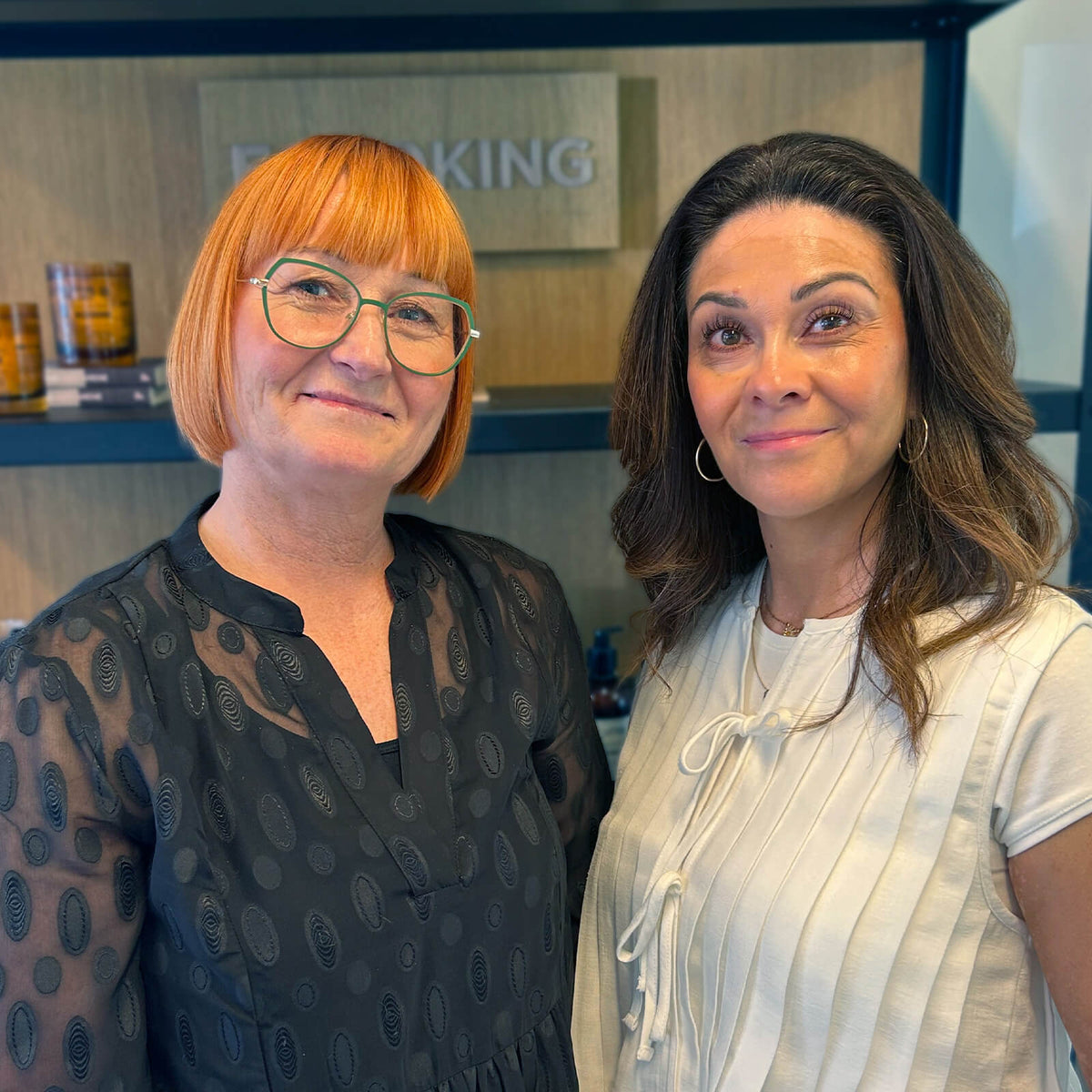 Billede af vores 2 skønne konsulenter, Lotte til venstre og Patricia til højre. Det er de her 2 konsulenter du kan snakke med når du booker en konsultation.