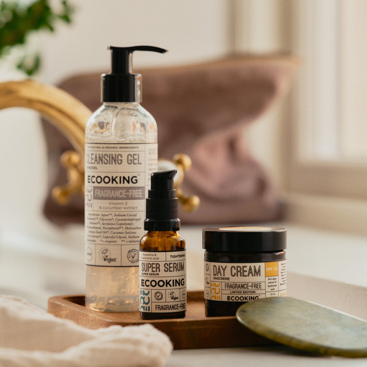 Rensegel, Super Serum og Dagcreme parfumefri på en træbakke ved håndvasken – ansigtsrens og rensegel til normal, fedtet og uren hud