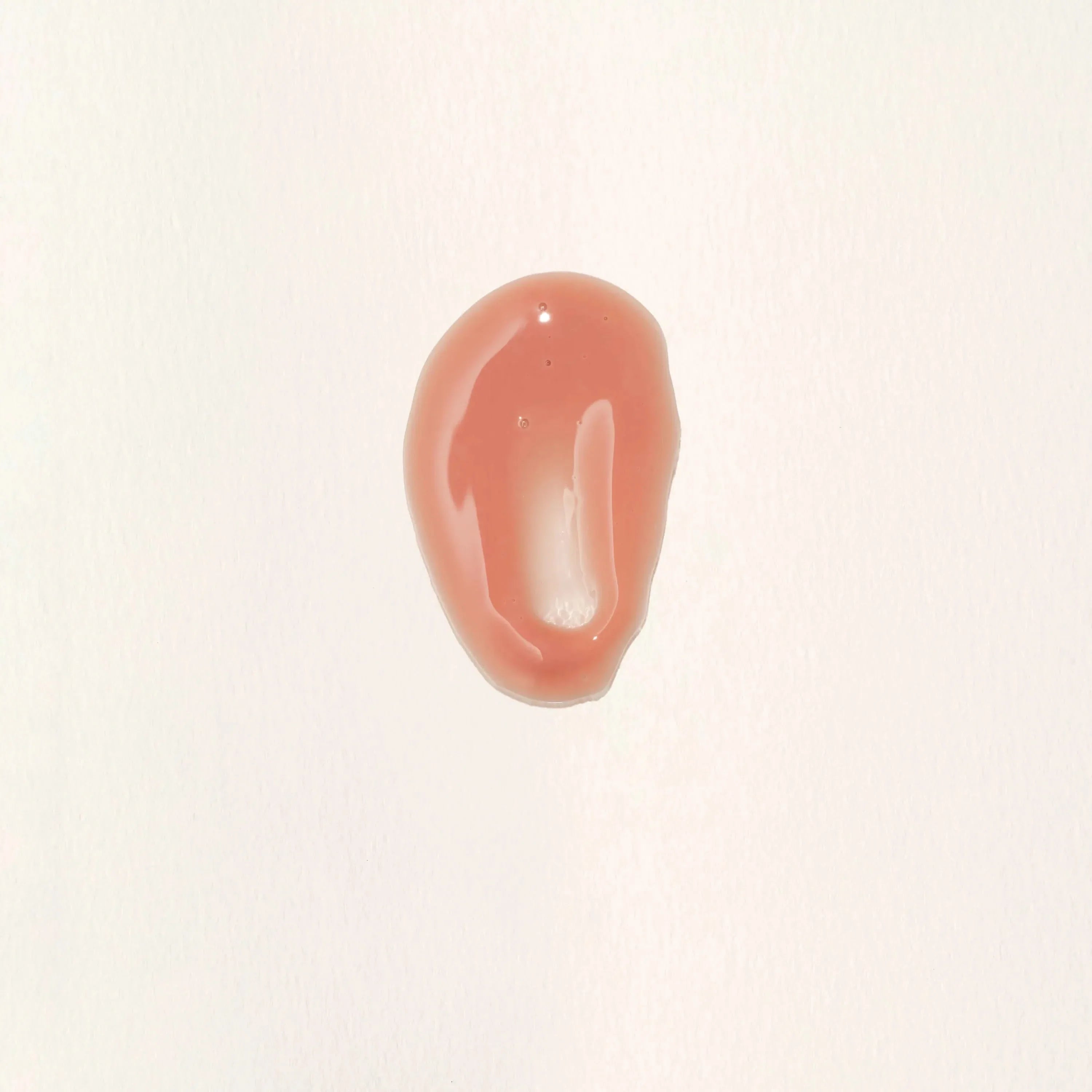 Lip Gloss | Final Call — Vores Lip Gloss giver giver glans og fugt til læberne, med hyaluronsyre og plumping effekt og blød konsistens, der ikke klistrer.