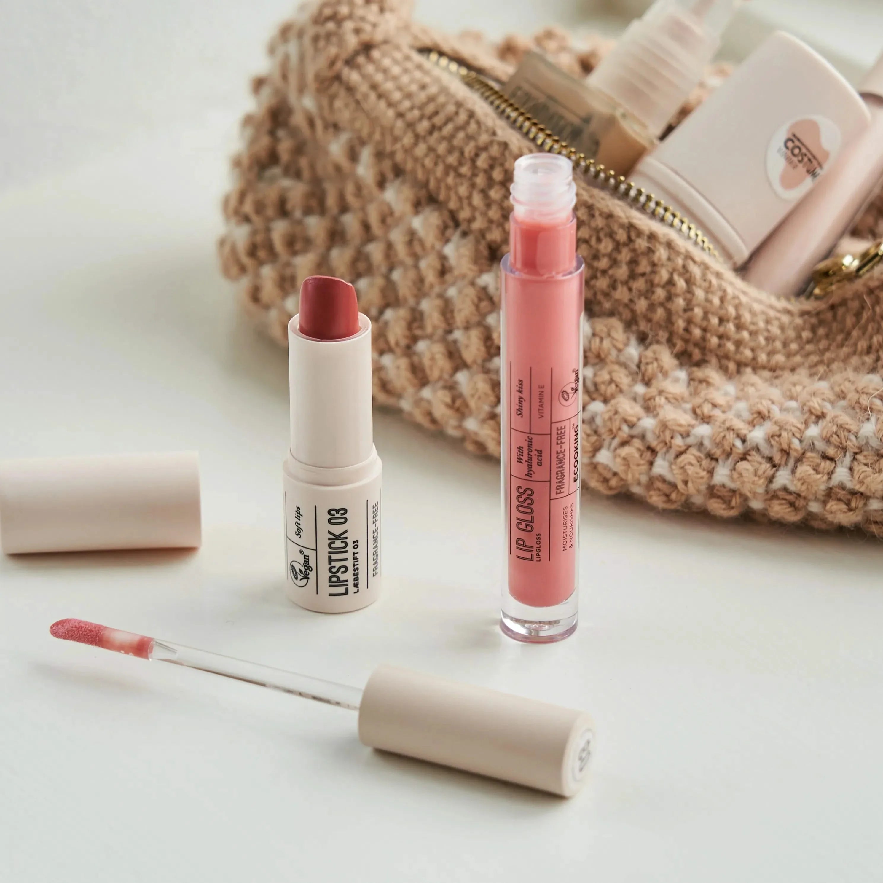 Lip Gloss | Final Call — Vores Lip Gloss giver giver glans og fugt til læberne, med hyaluronsyre og plumping effekt og blød konsistens, der ikke klistrer.