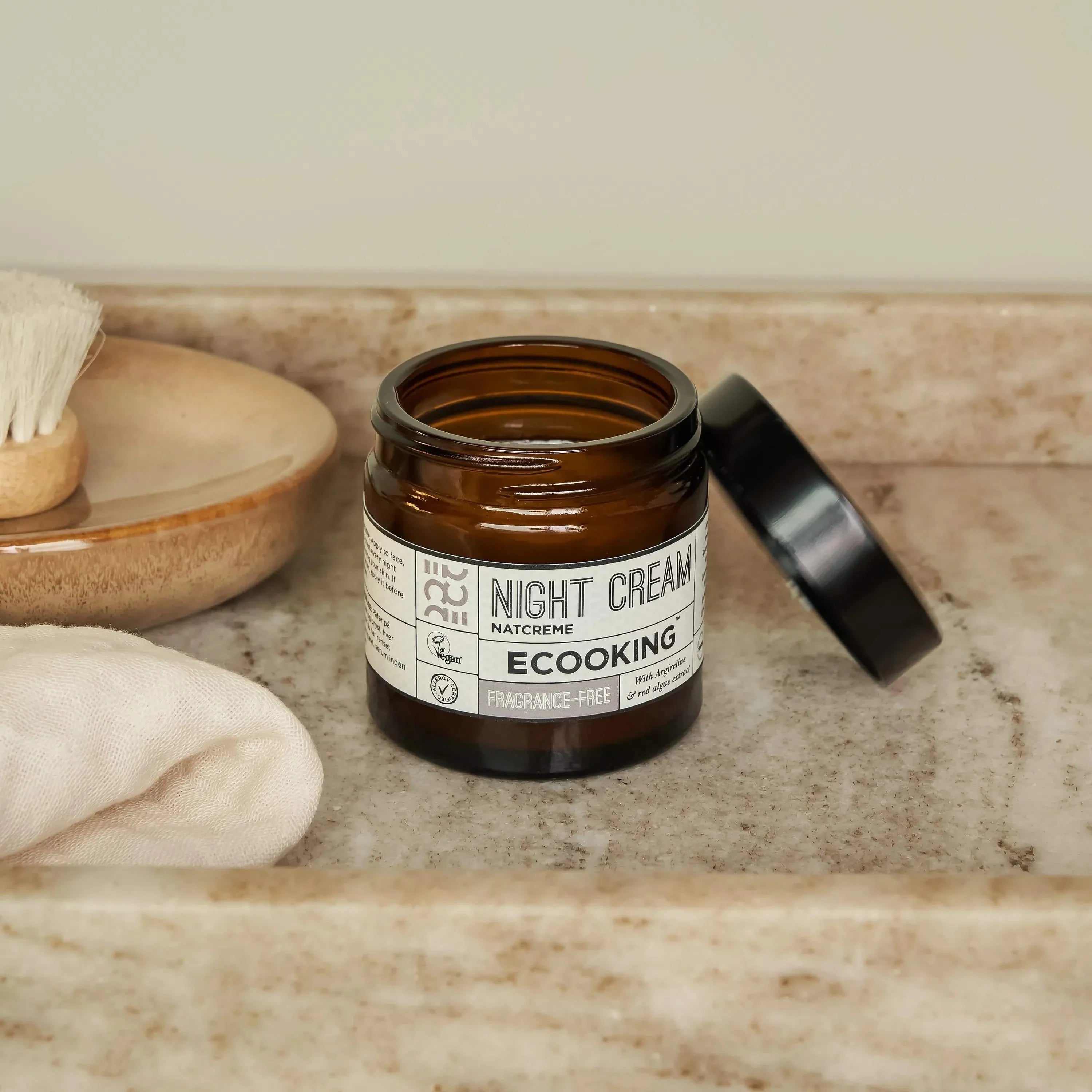 Natcreme — Vores Natcreme fugter og kollagenbooster huden, 99 % naturlige ingredienser og opstrammer og mindsker fine linjer.