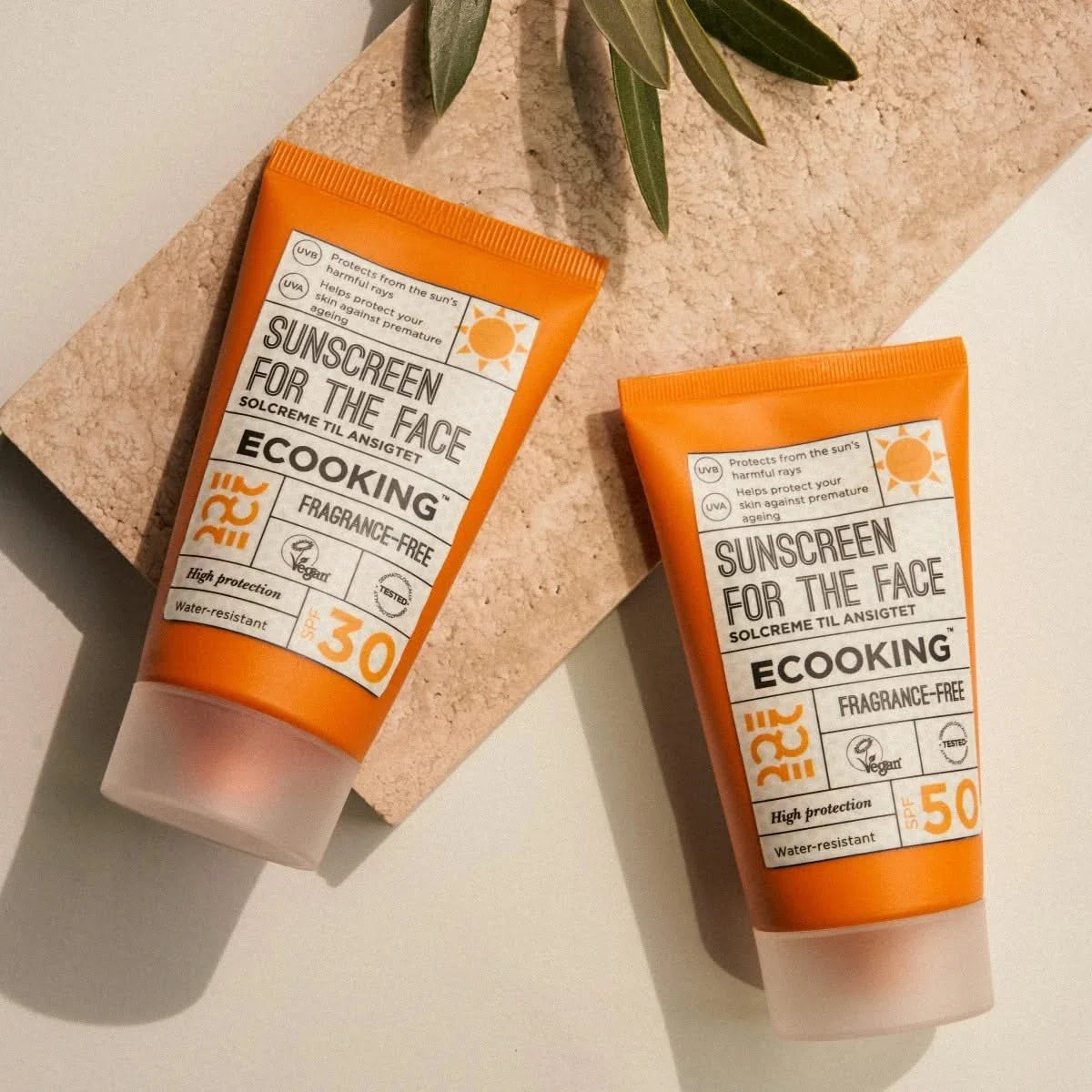 Solcreme til ansigtet SPF 30/50 | 50 ml —Solcreme der beskytter din hud mod UVA- og UVB-stråler, trænger hurtigt ind uden at fedte eller hvidte samt ensarter hudtonen og udglatter huden.